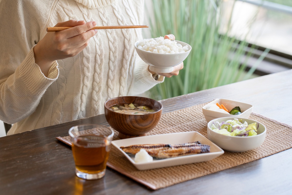 How to hold chopsticks