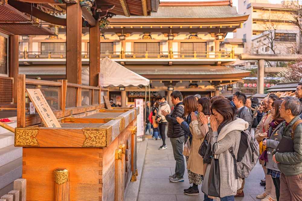 How to bow in front of Shrine building